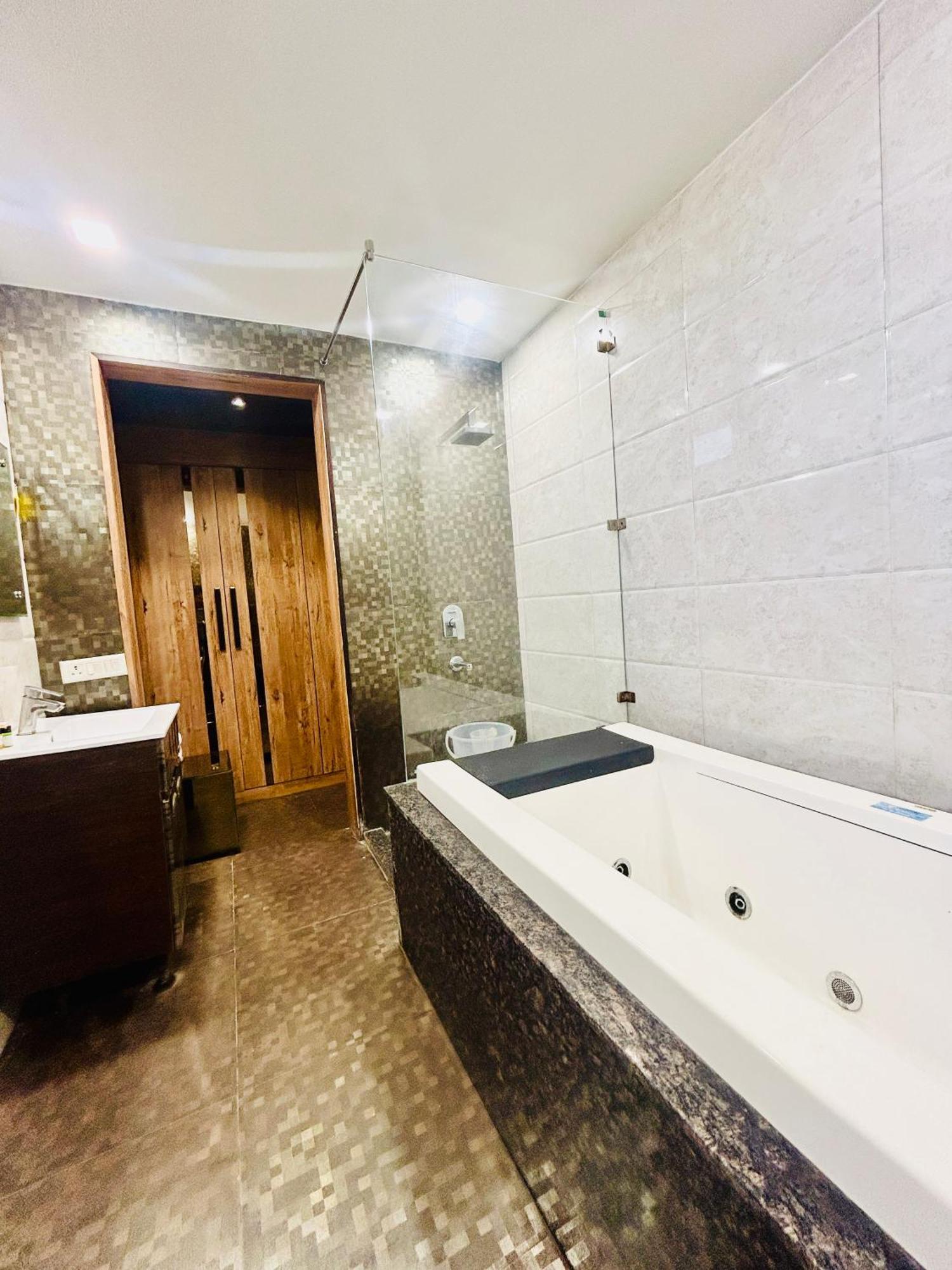 Hotel Gold Souk - Karol Bagh Delhi  Bagian luar foto