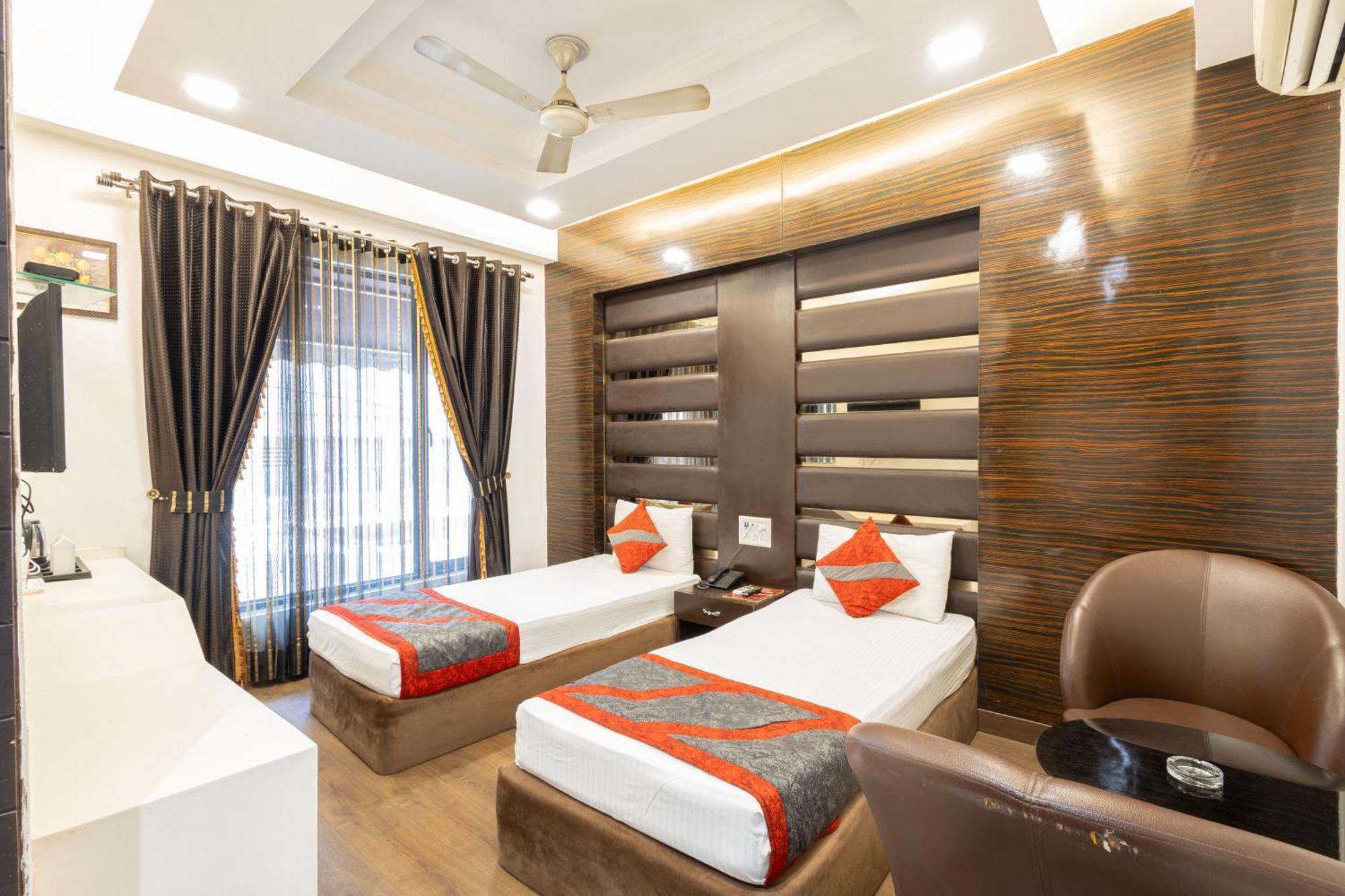 Hotel Gold Souk - Karol Bagh Delhi  Bagian luar foto