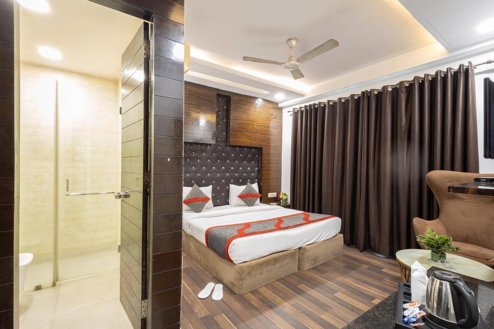 Hotel Gold Souk - Karol Bagh Delhi  Bagian luar foto