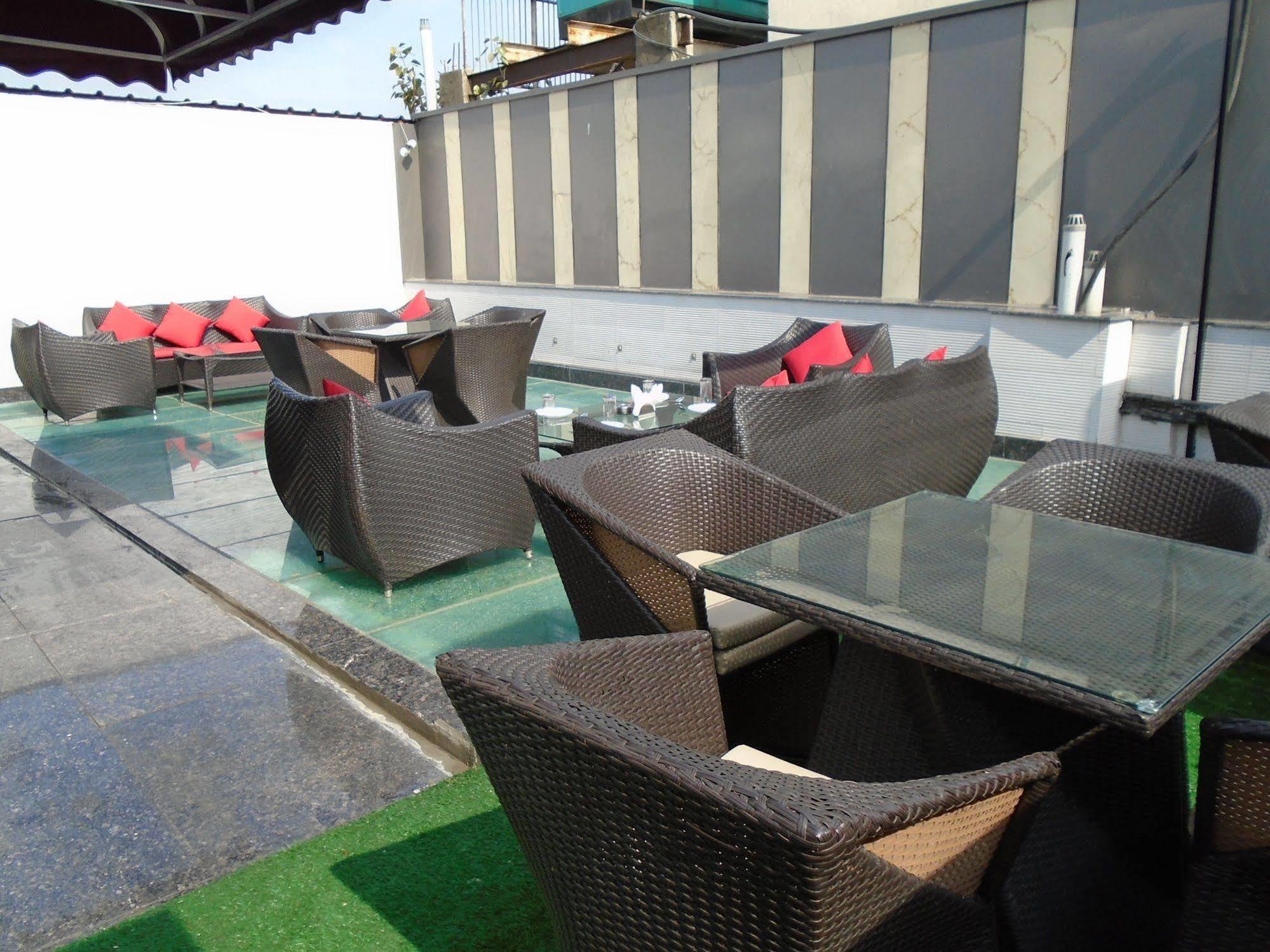 Hotel Gold Souk - Karol Bagh Delhi  Bagian luar foto