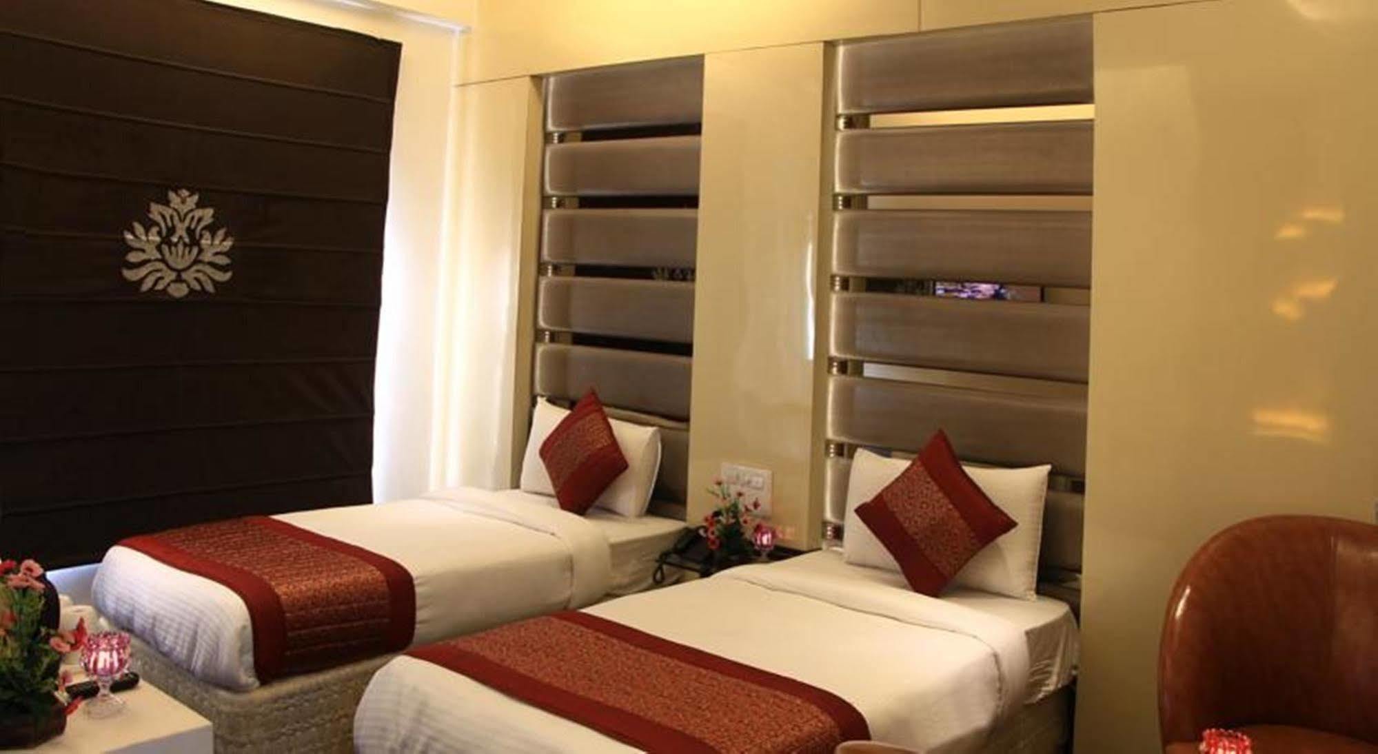 Hotel Gold Souk - Karol Bagh Delhi  Bagian luar foto