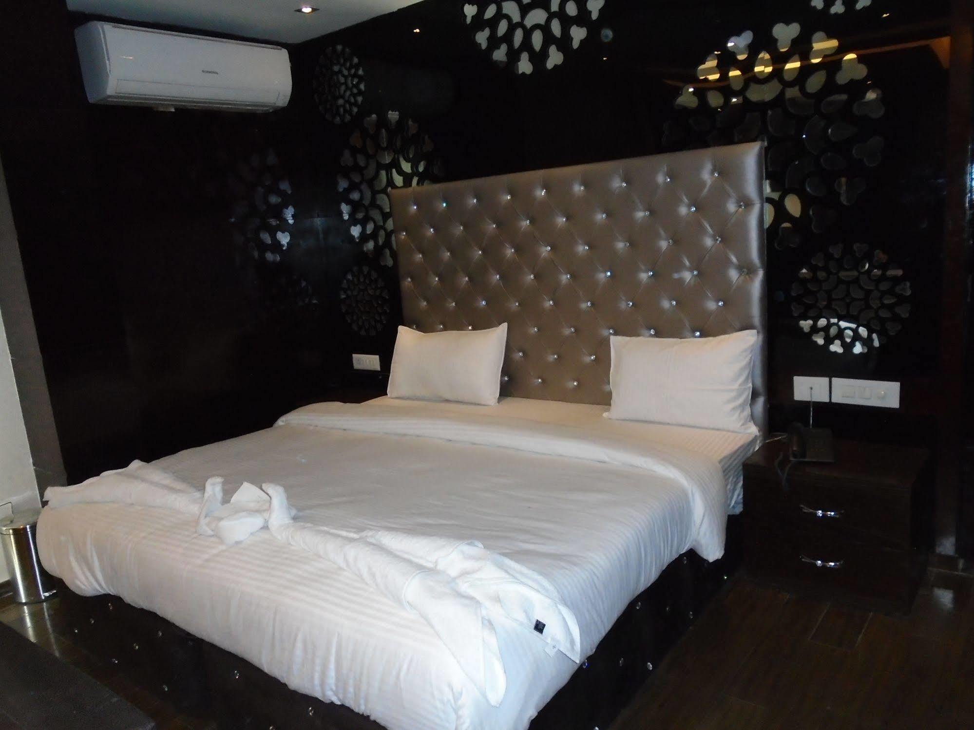 Hotel Gold Souk - Karol Bagh Delhi  Bagian luar foto